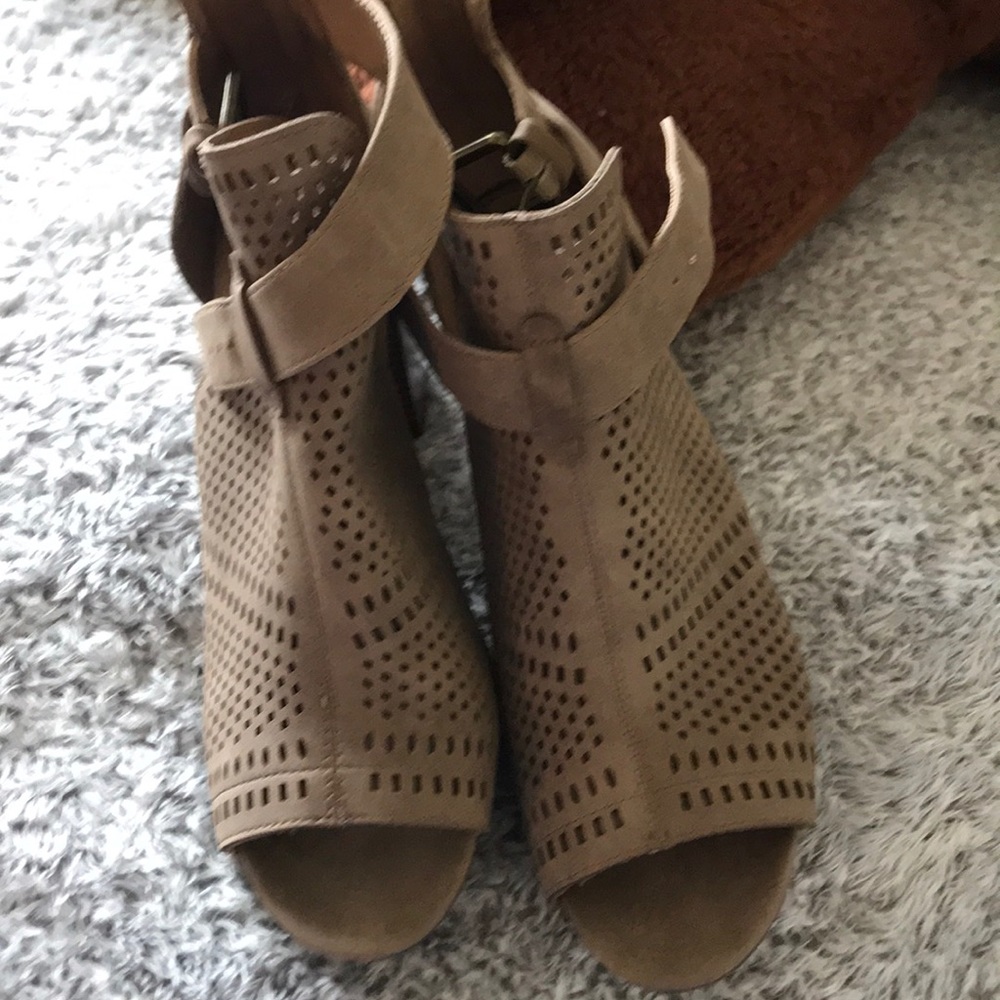 Cute heals! Only worn once